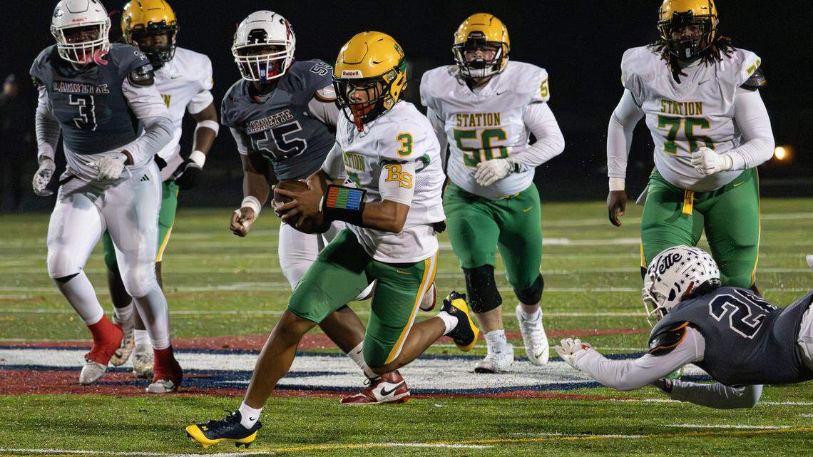 Defenders QB Jordan Haskins (3) scrambles with a quarterback sneak for a first down during the Class 6A first-round game between Bryan Station and the Lafayette Generals on Nov. 7, 2025, in Lexington, Ky.