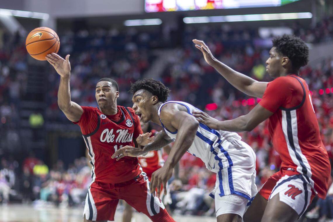 Kentucky’s Amari Williams, center, defends during Tuesday’s game at Ole Miss.