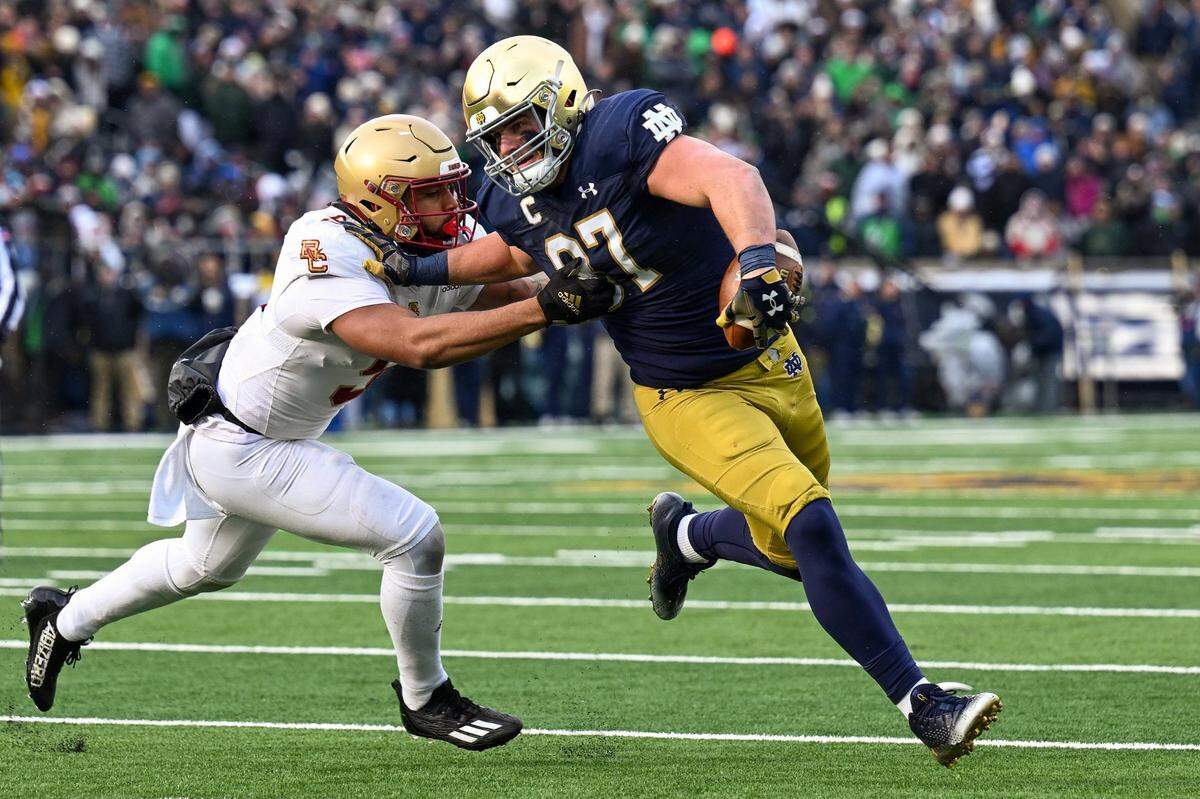 Notre Dame tight end Michael Mayer (87) made 67 catches for 809 yards, including nine TDs, this past season.