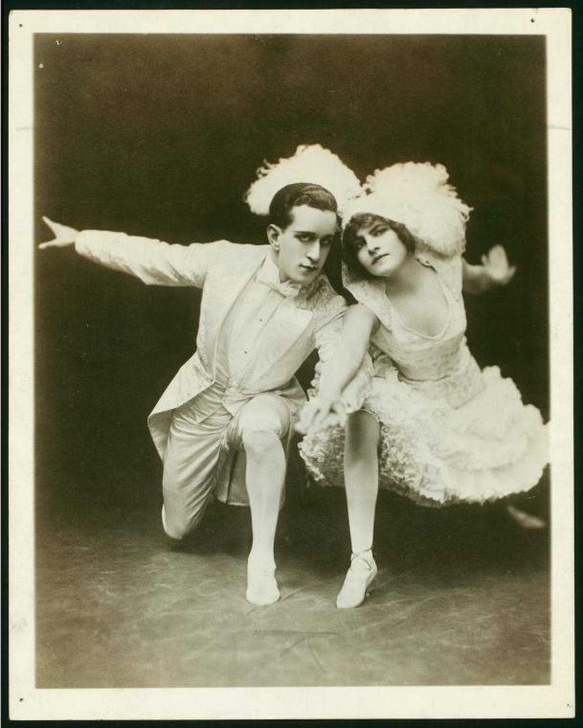 Dance partners Ted Lorraine and Hattie Burks pose for a photo in 1913.