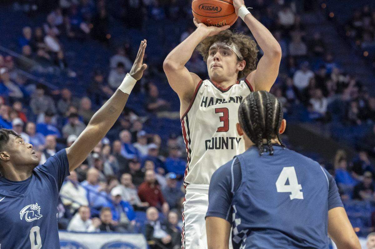 Harlan County’s Maddox Huff (3) shoots over Warren Central’s Drevin Bratton (0) and Kade Unseld (4) in Rupp Arena on Thursday. Huff scored 15 points.