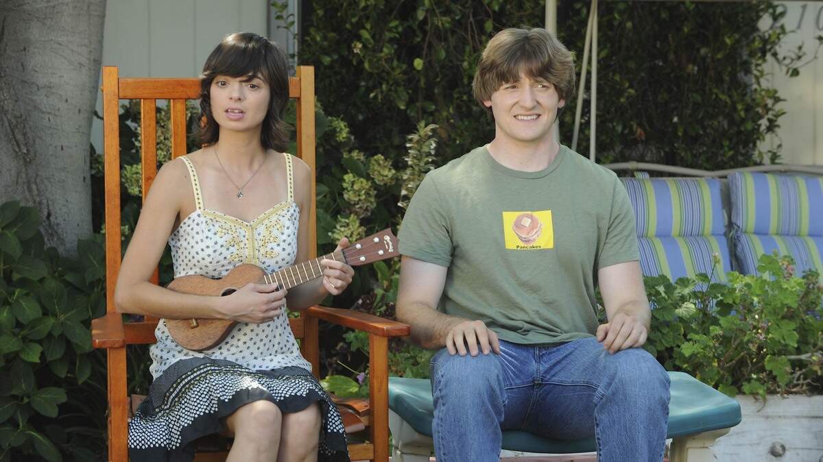 In Raising Hope, Lucas Neff, as Jimmy, is usually outfitted in a quirky T-shirt. That's Kate Micucci playing an old flame and a ukulele.  