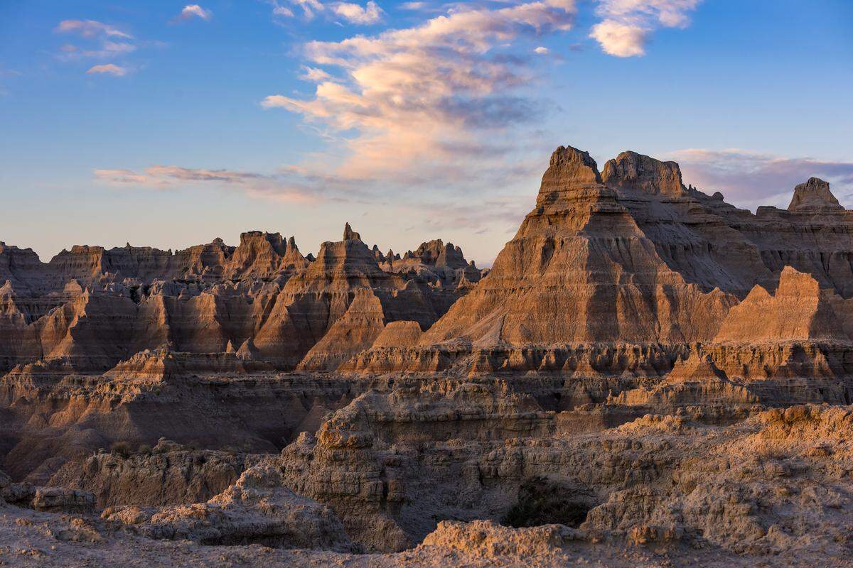 This striking South Dakota landscape boasts a maze of buttes, canyons, pinnacles and spires. Skeletons of three-toed horses and saber-toothed cats are among the many fossilized species found here. Wildlife abounds in the park’s 244,000 acres and can often be seen while hiking, camping and traveling the Badlands Loop Scenic Byway.