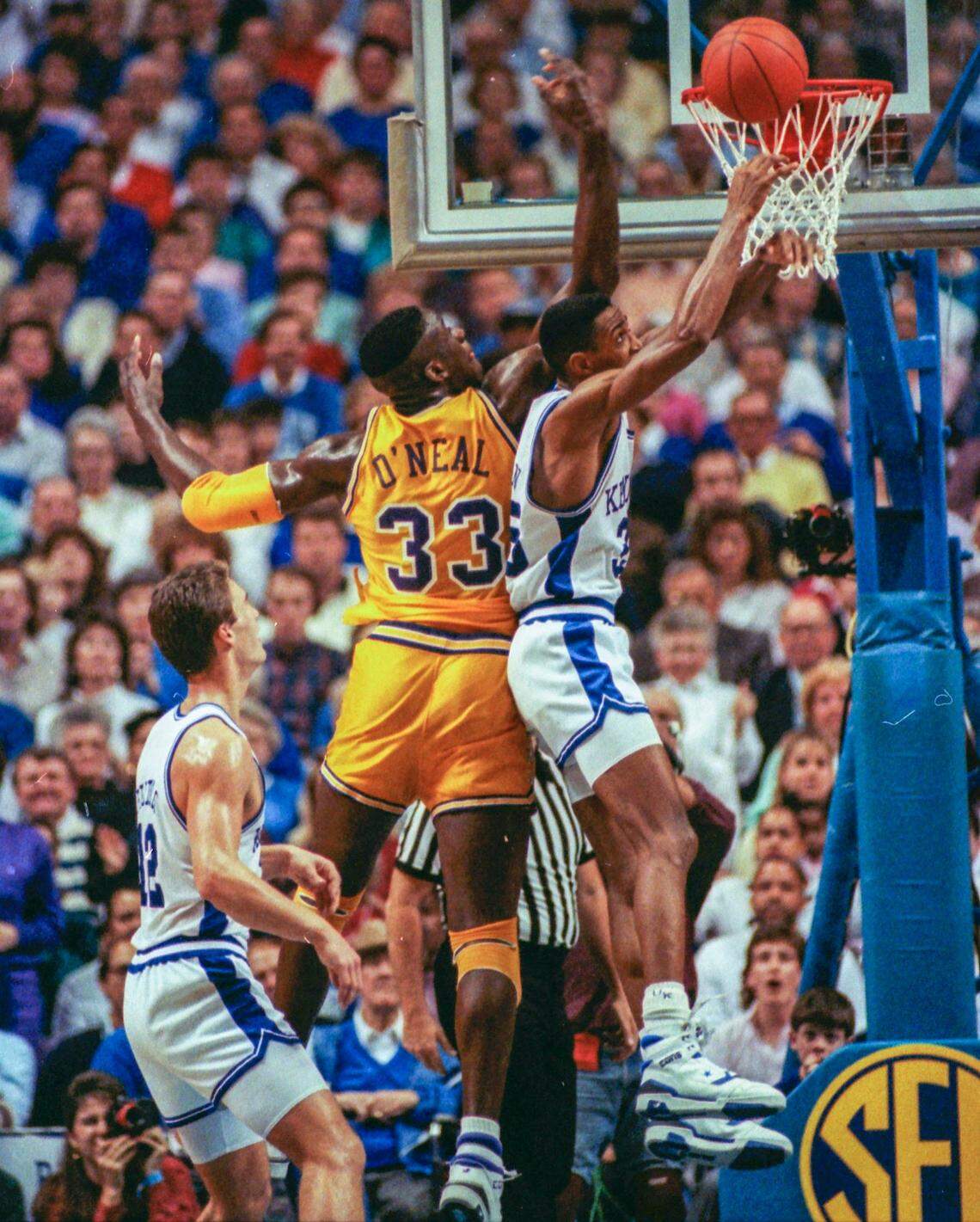 Kentucky’s Reggie Hanson battled Louisiana State’s Shaquille O’Neal near the rim. UK defeated LSU, 100-95, in a Rupp Arena upset in 1990.