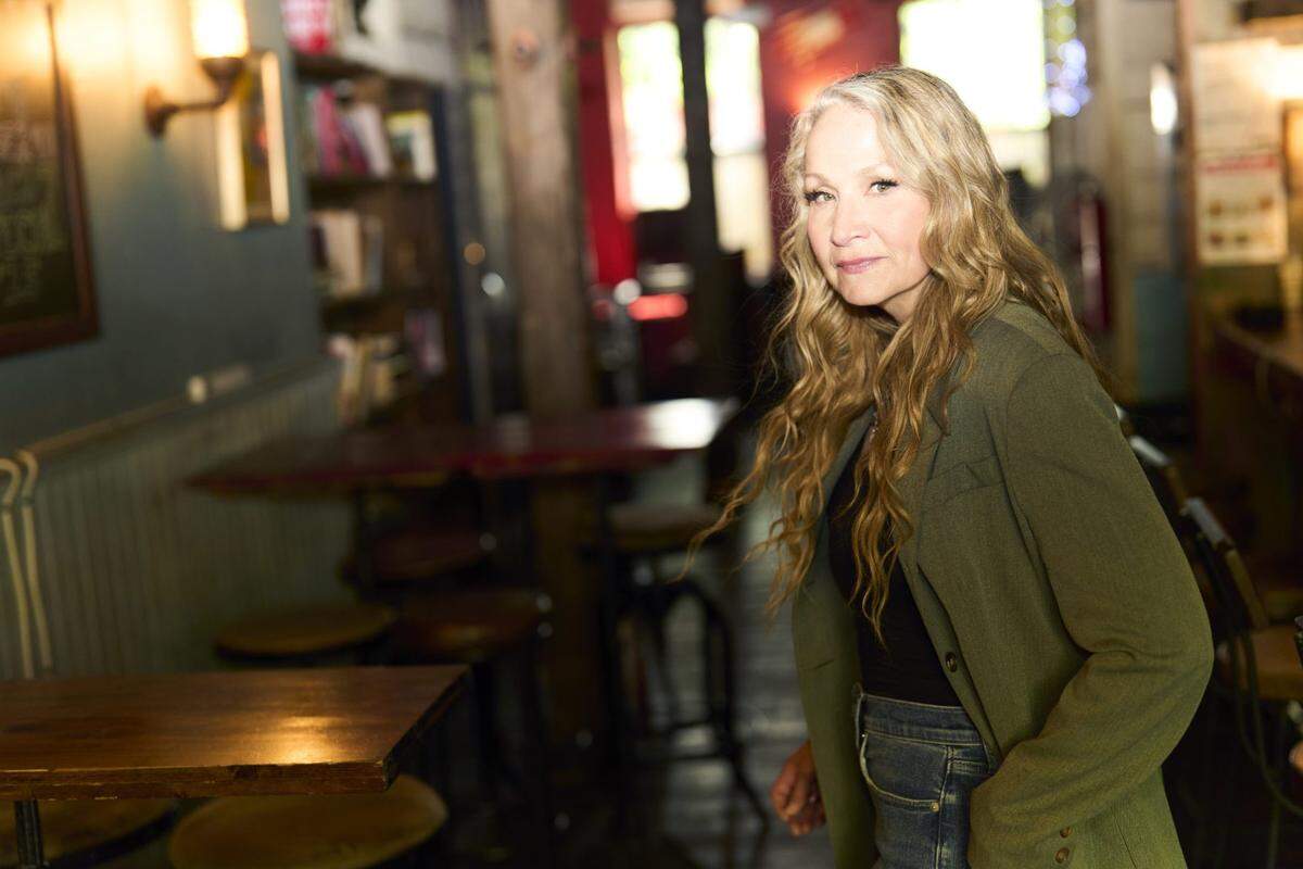 Kentucky-born songstress Joan Osborne will perform at the Kentucky Theatre.