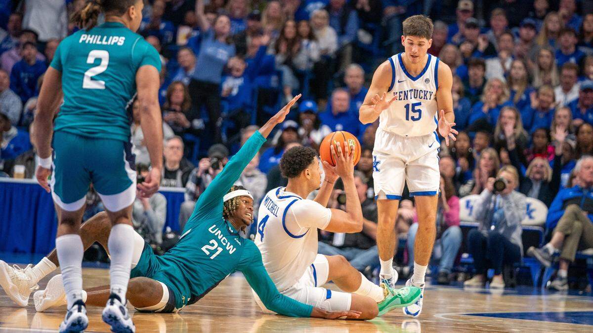 Kentucky forward Tre Mitchell passed to teammate Reed Sheppard during the Wildcats’ 80-73 loss to UNC Wilmington on Saturday.