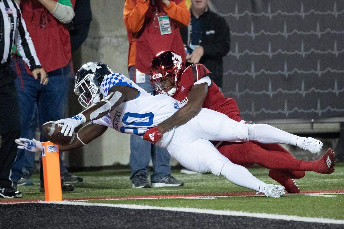 Kentucky running back Kavosiey Smoke (20) finished off UK’s 56-10 pasting of intrastate rival Louisville last season with this 37-yard touchdown run.