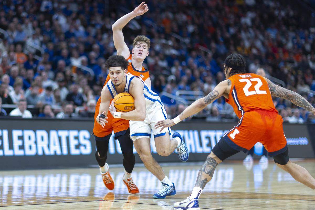 Kentucky’s Koby Brea drives past Illinois’ Kasparas Jakucionis during Sunday night’s NCAA Tournament round-of-32 game in Milwaukee.