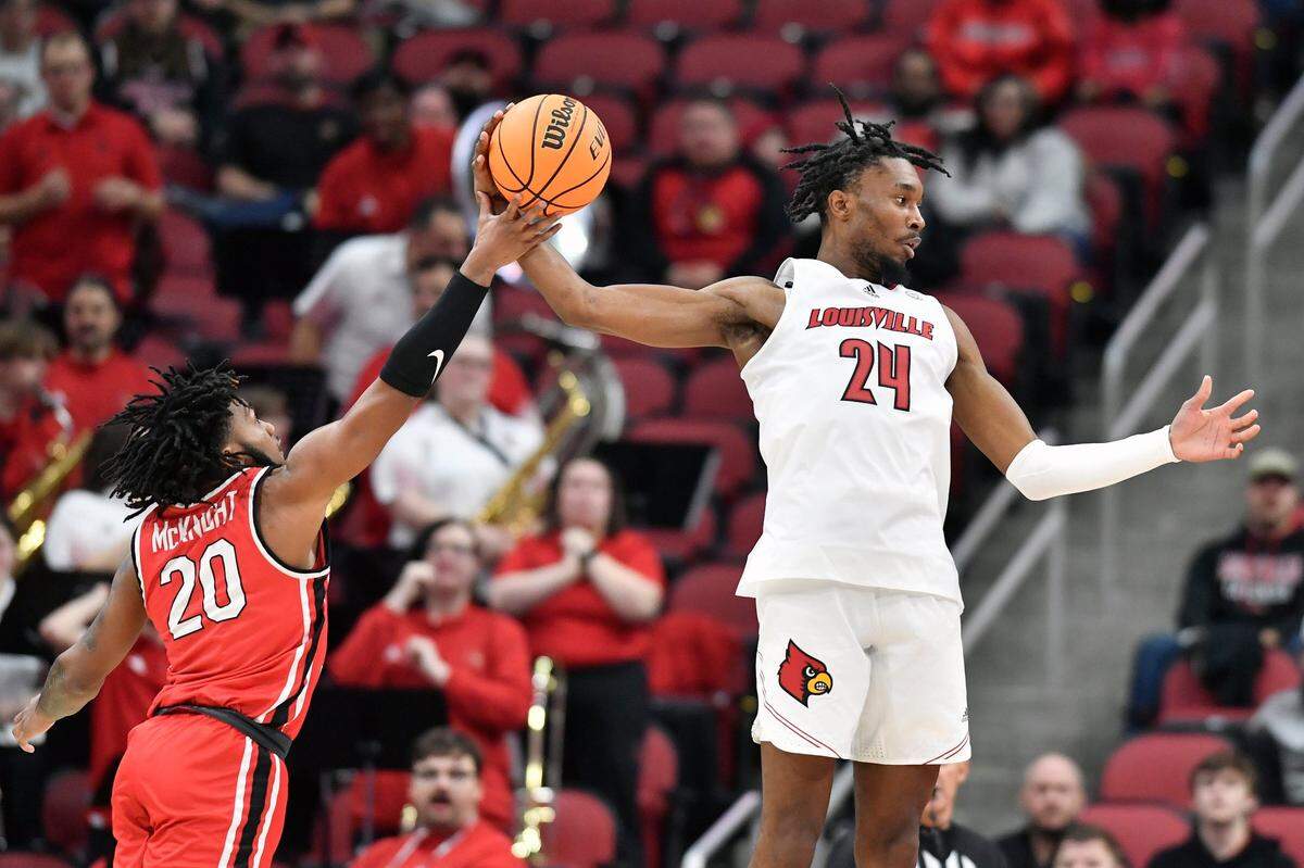 Louisville forward Jae’Lyn Withers (24) had 10 points, six rebounds and three assists in the Cardinals’ first victory of 2022-23, an 89-75 win over Western Kentucky.