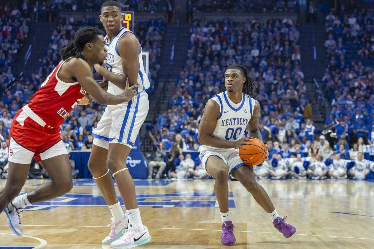 Kentucky’s Otega Oweh (00) looks for a shot as teammate Brandon Garrison screens Western Kentucky defender Enoch Kalambay during Tuesday night’s UK win in Rupp Arena.