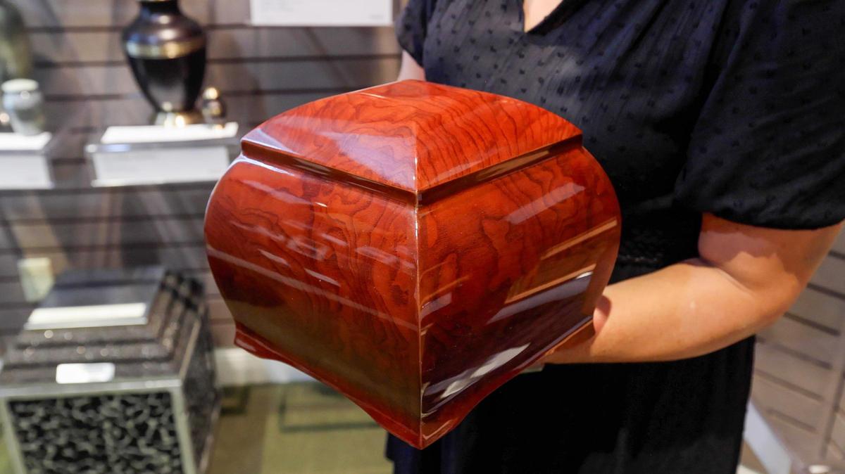 An image of a type of urn offered at a funeral home.