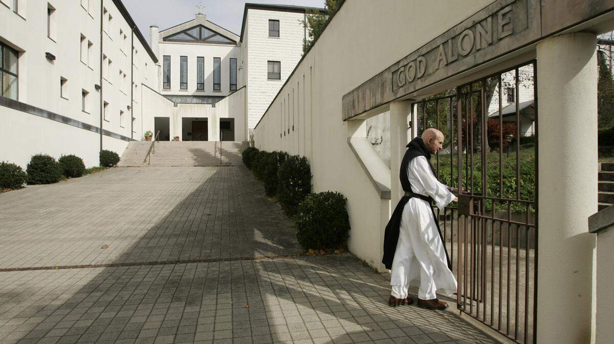 Brother Raphael Prendergast walked into a courtyard in the front of the Abbey of Gethsemani in this 2005 photo.