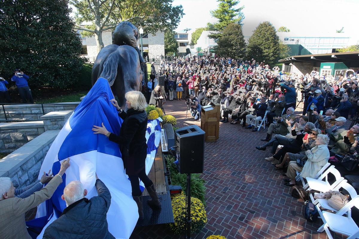 Jocelyn Russell unveiled her bronze statue of Secretariat on Saturday morning at Keeneland.
