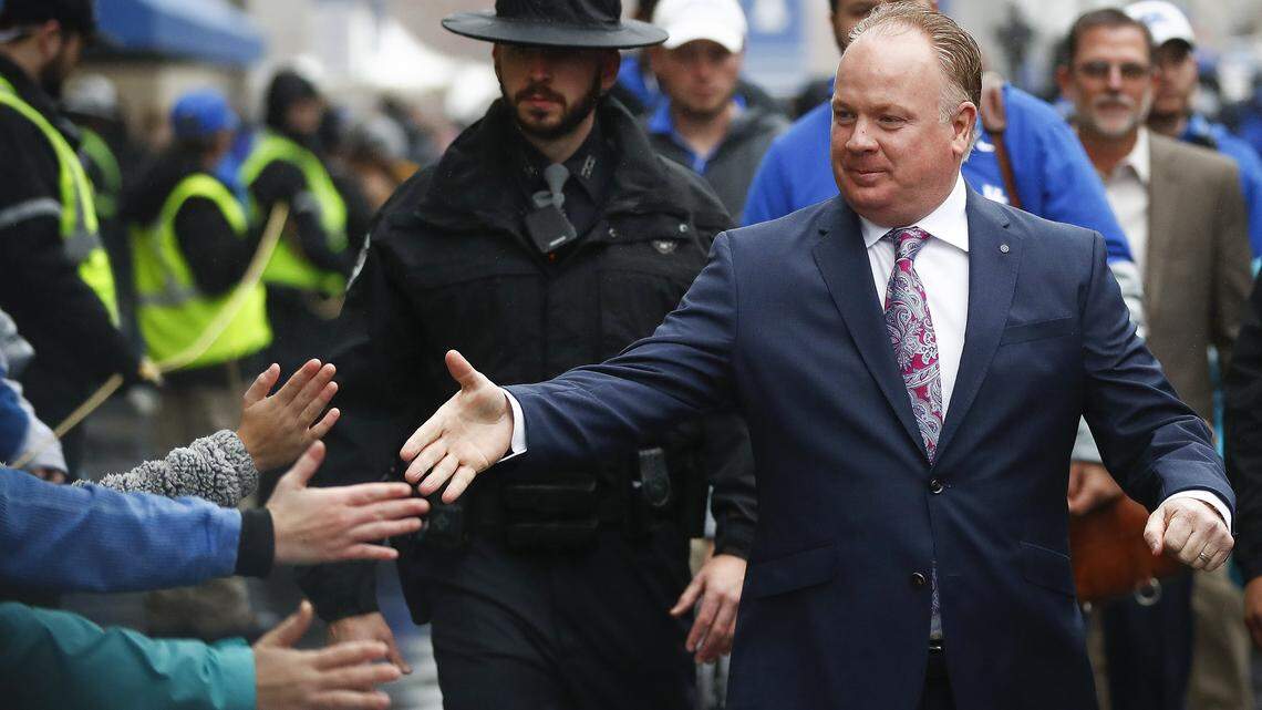 Saying ‘this is where my heart is,’ Mark Stoops renews his vows with Kentucky