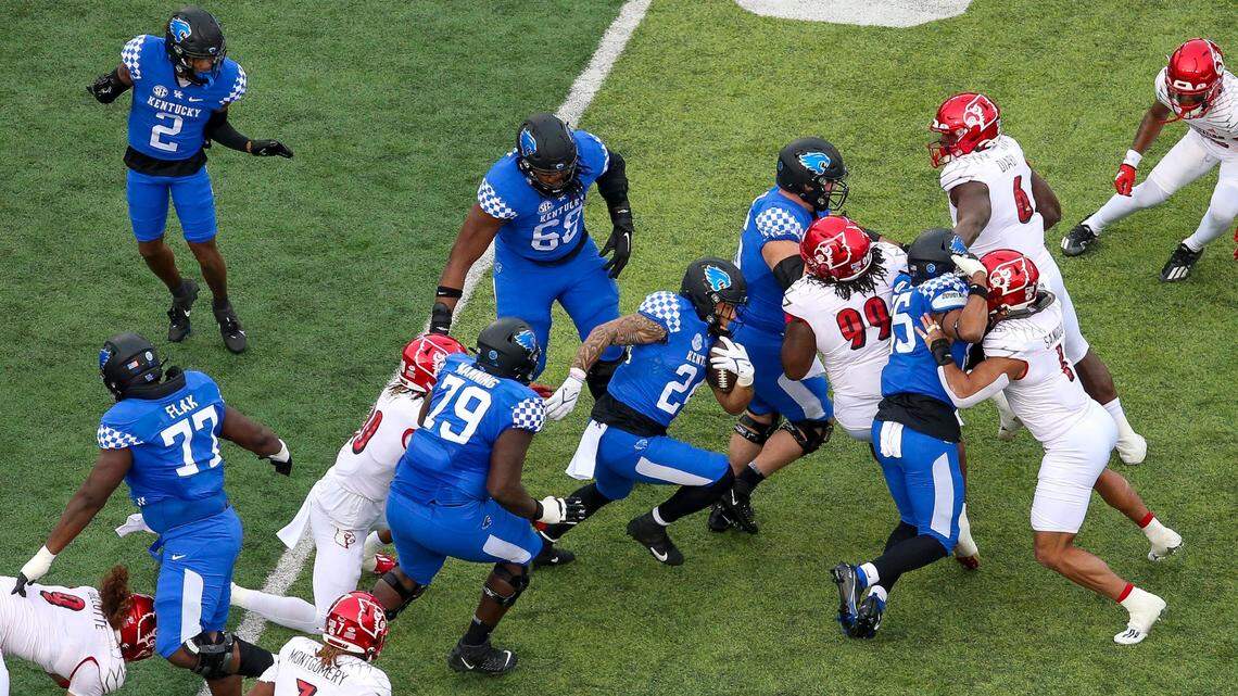 Kentucky’s Chris Rodriguez Jr. (24), center, rushed for 120 yards against Louisville at Kroger Field on Saturday.