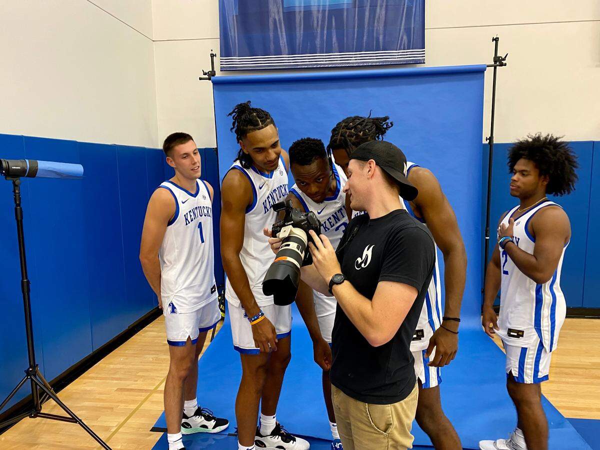 Herald-Leader staff photographer Silas Walker shows Oscar Tshiebwe and other UK basketball players a picture during a pre-season photo day, Sept. 8, 2022.