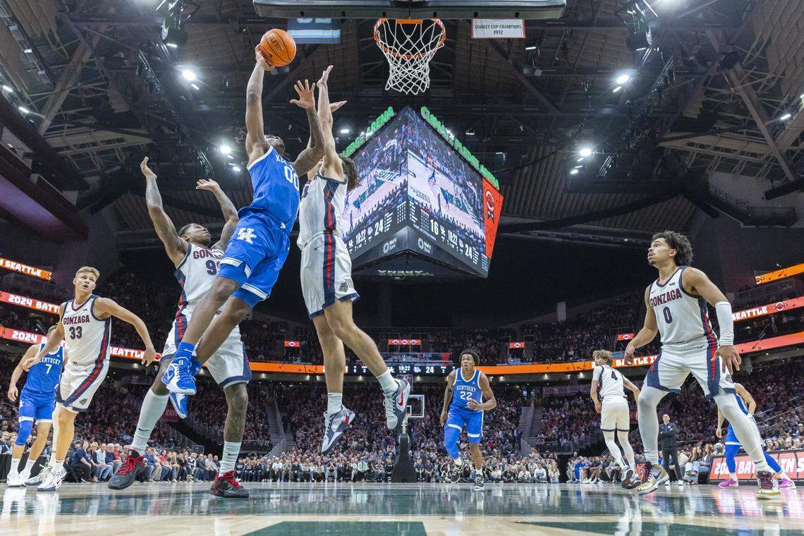 Gonzaga Bulldogs big man Braden Huff (34) defended against Kentucky guard Otega Oweh during UK’s 90-89 win over the Bulldogs last season in Seattle. Huff had two points and three rebounds in the game.