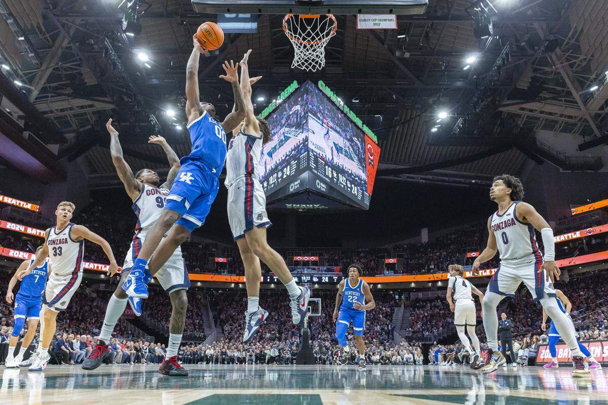 Kentucky’s Otega Oweh (00) drives against Gonzaga’s Braden Huff (34) during Saturday night’s “Battle in Seattle” at Climate Pledge Arena.