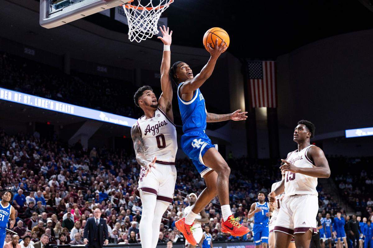 Kentucky’s Rob Dillingham, right, drives past Texas A&M’s Jace Carter on Saturday.