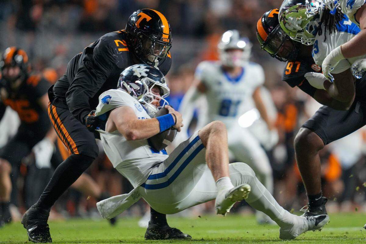 Tennessee defensive lineman Omari Thomas (21) tackles Kentucky quarterback Brock Vandagriff (12) during a NCAA football game between Tennessee and Kentucky in Neyland Stadium on Saturday, Nov. 2, 2024.