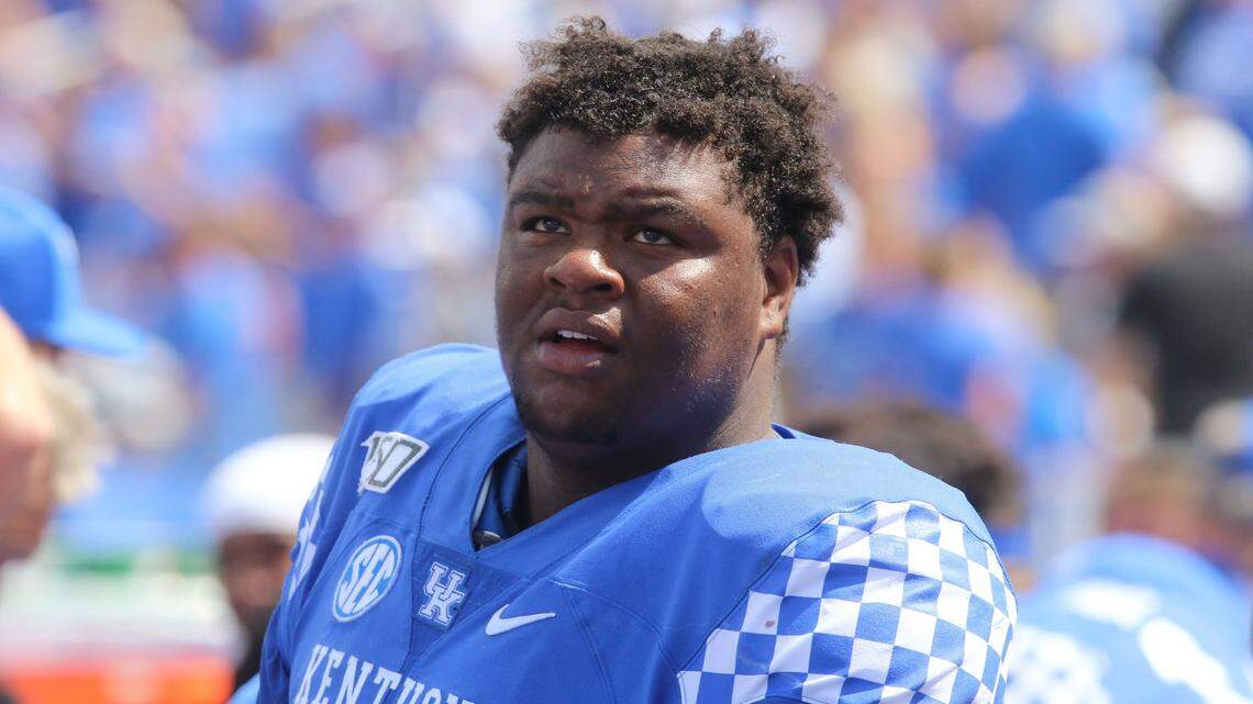 Quinton Bohanna carted to Kentucky locker room after injury against Tennessee