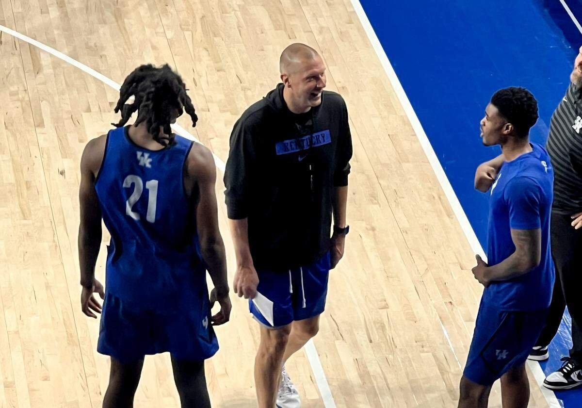 Kentucky coach Mark Pope, center, interacts with his players, including Jayden Quaintance (21) and Otega Oweh, at UK’s Pro Day on Tuesday.