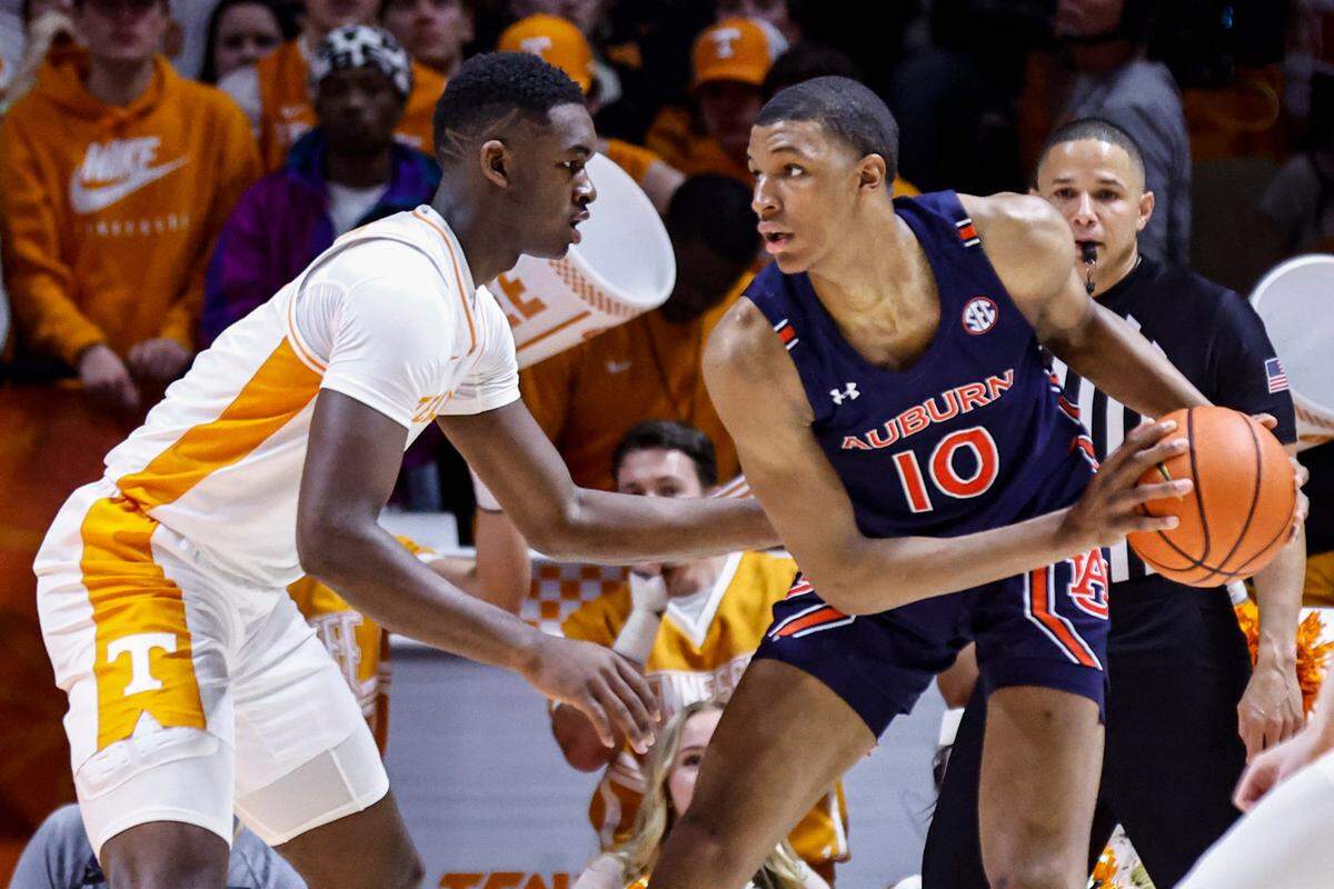 Auburn freshman Jabari Smith (10) is averaging 16.6 points and 6.8 rebounds per game this season.