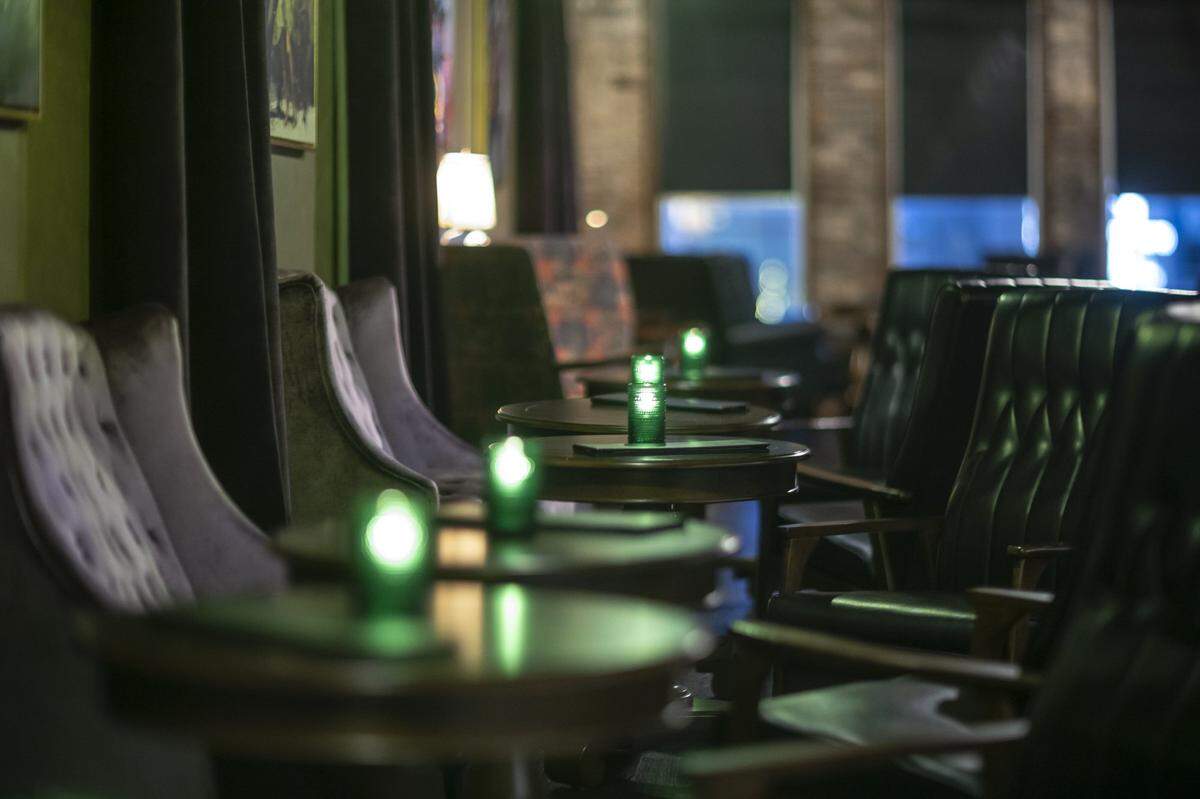 Aside from drinks, Emerald Hound also serves a handful of lite bite food options that include sushi spring rolls, pretzel bites, parmesan truffle popcorn and a cookie and caramel sampler.