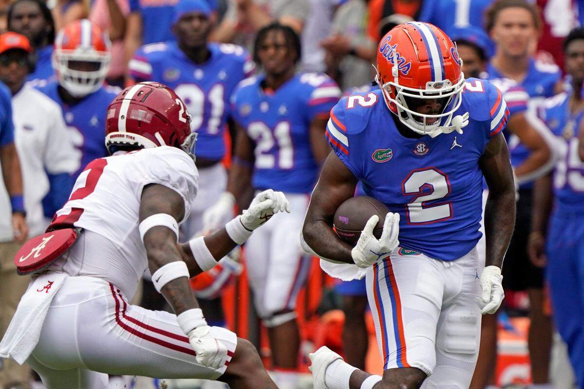 Florida tight end Kemore Gamble, right, ran past Alabama defensive back DeMarcco Hellams during the Gators’ 31-29 loss to the No. 1 Crimson Tide two weeks ago.