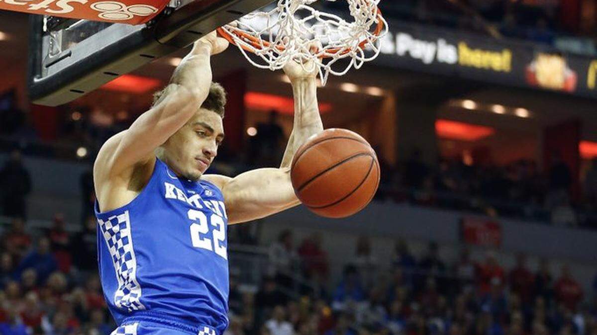 Kentucky’s Reid Travis powered in a dunk during the first half against Louisville at the KFC Yum Center on Saturday.