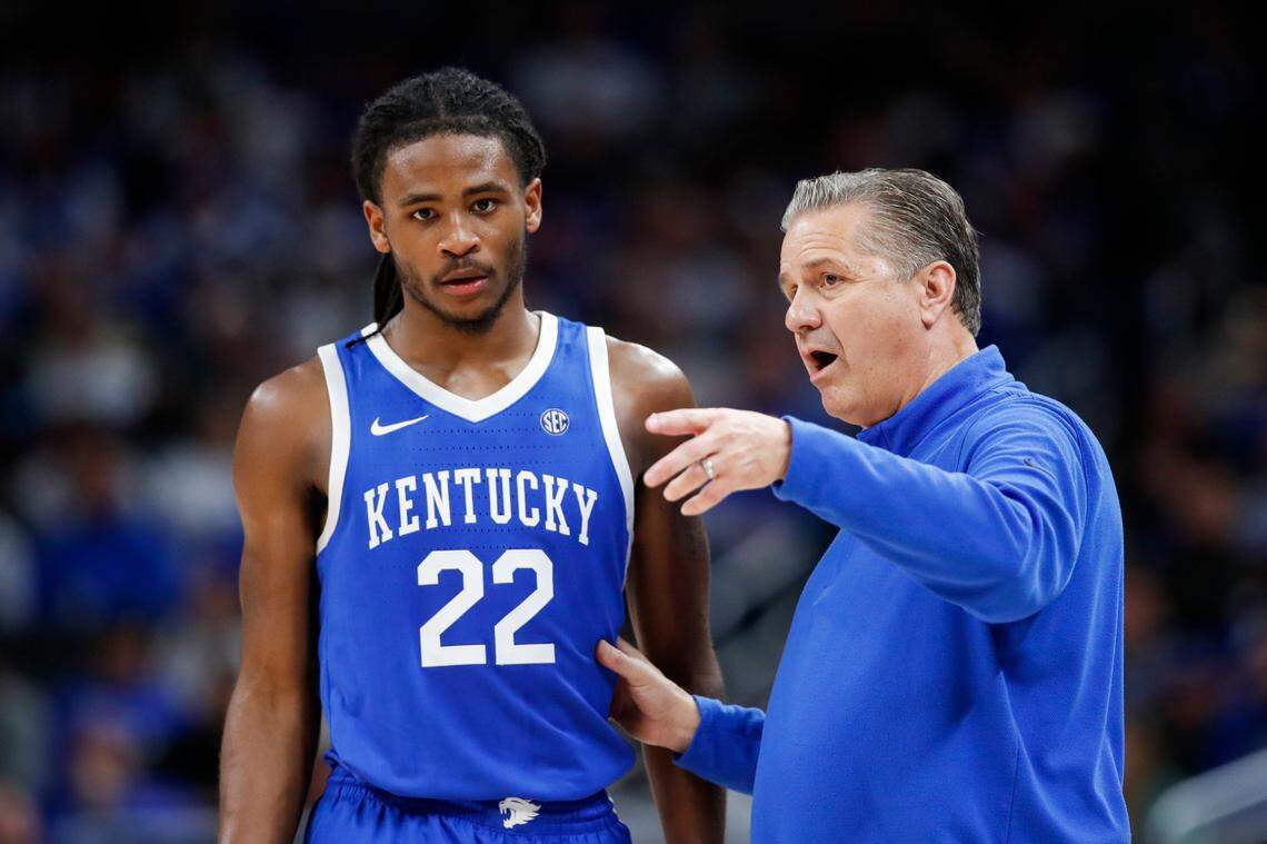 Kentucky Coach John Calipari talks with freshman guard Cason Wallace during a timeout against Michigan State.