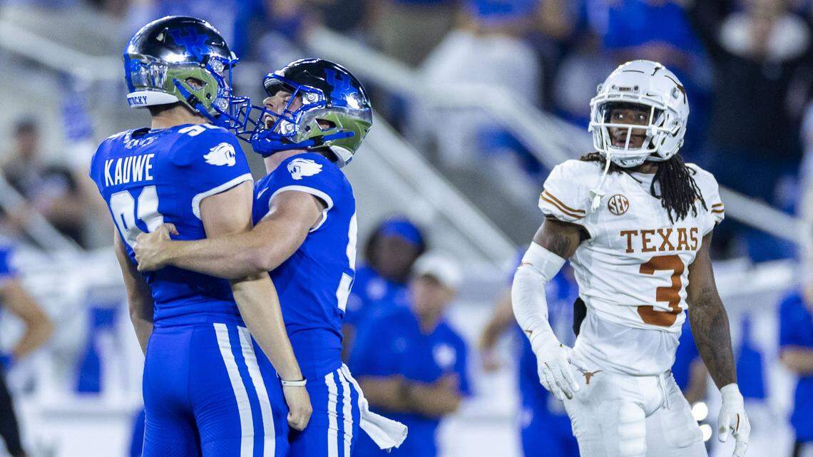 Kentucky place-kicker Jacob Kauwe (91) celebrated with holder Wilson Berry after Kauwe kicked a field goal to force overtime against Texas last month. The Longhorns beat the Wildcats 16-13 in OT.