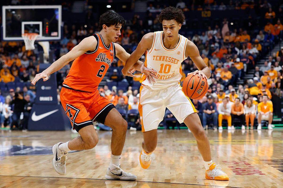 NASHVILLE, TENNESSEE - DECEMBER 06: Nate Ament #10 of the Tennessee Volunteers dribbles the ball against Andrej Stojakovic #2 of the Illinois Fighting Illini during the first half of the Music City Madness game at Bridgestone Arena on December 06, 2025 in Nashville, Tennessee.  (Photo by Johnnie Izquierdo/Getty Images)