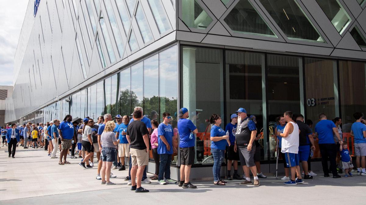 UK basketball fans flock to Rupp for flood relief efforts. ‘It shows that people care.’