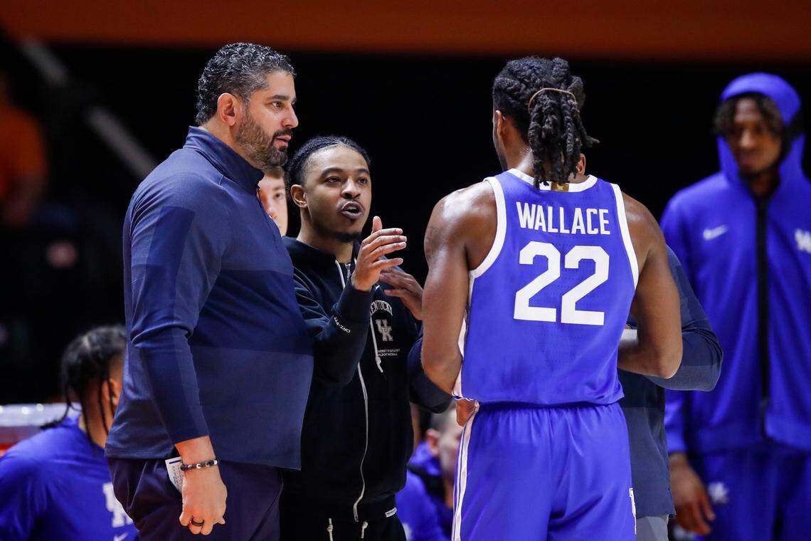 UK student assistant Tyler Ulis talks with Kentucky guard Cason Wallace during the Wildcats’ game at Tennessee on Jan. 14.
