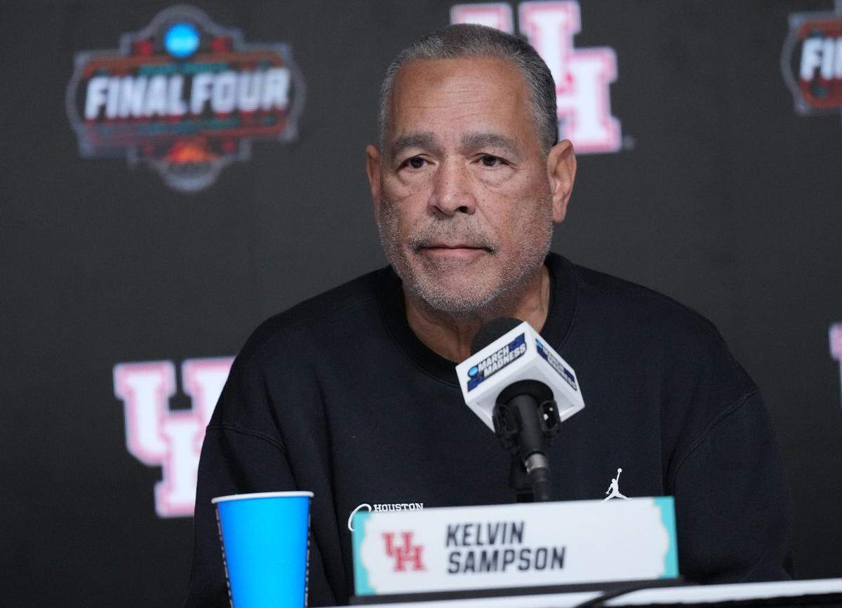 Houston head coach Kelvin Sampson’s Cougars brought a 34-4 record into Saturday’s Final Four matchup in San Antonio against Duke.