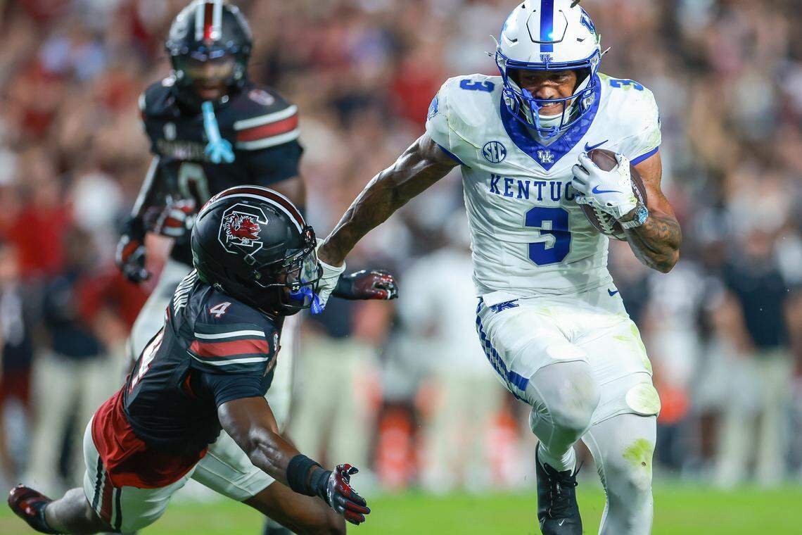 Kentucky’s Seth McGowan (3) runs for a touchdown on the Wildcats’ opening drive against South Carolina on Saturday.