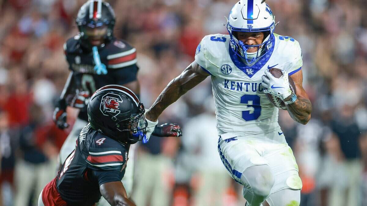 Kentucky’s Seth McGowan (3) runs for a touchdown on the Wildcats’ opening drive against South Carolina on Saturday, Sept. 27, 2025, in Columbia, S.C.
