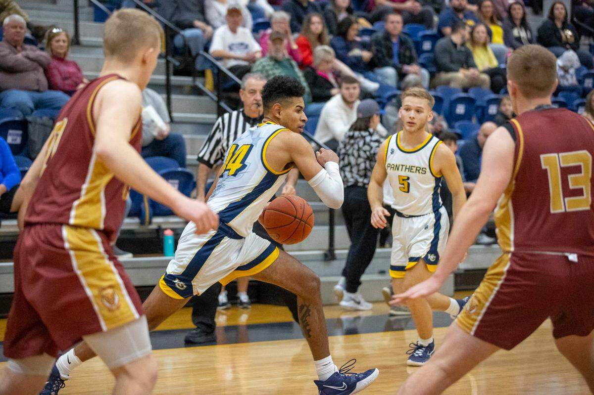 Coastal Carolina is among the schools showing interest in Knox Central guard Jevonte Turner (14), a “super senior” who is trying to lead Knox Central to a fourth straight 13th Region title.