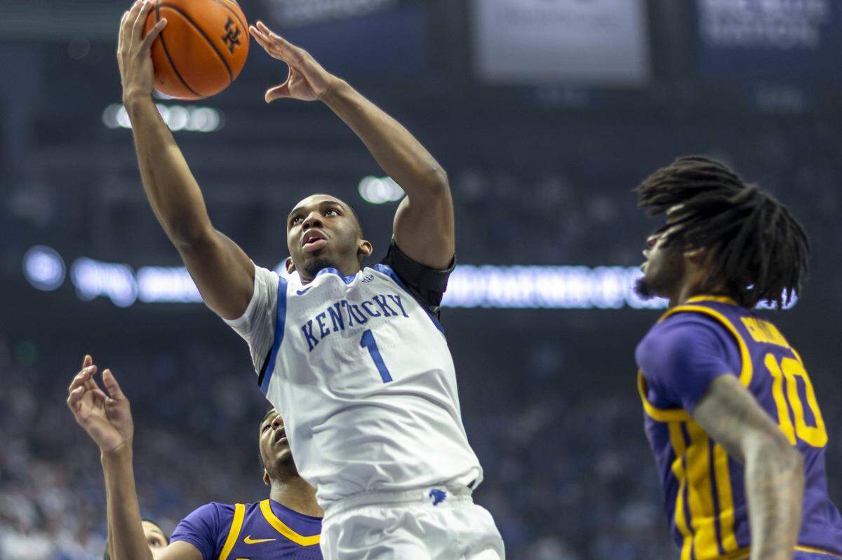 Kentucky’s Lamont Butler (1) shoots between LSU’s Robert Miller III (6) and Daimion Collins (10) during Tuesday’s game in Rupp Arena.