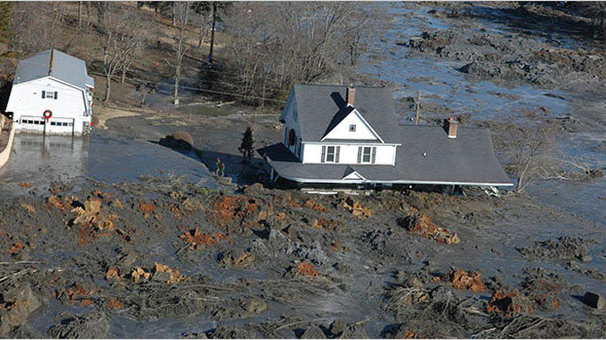 A 2008 impoundment pond collapse spilled 1 billion gallons of sludge in Tennessee, swamping homes like this one in the town of Harriman.