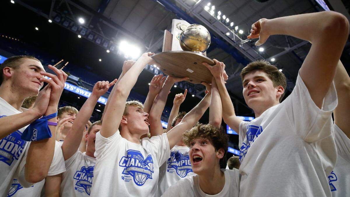 Highlands players celebrate the school’s first KHSAA Boys’ Sweet 16 state championship after the Bluebirds defeated Elizabethtown 79-60 last April at Rupp Arena in Lexington.