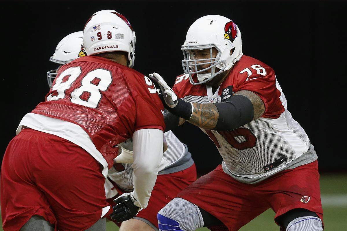 Corey Peters (98) worked against offensive guard Mike Iupati during Arizona Cardinals training camp. Peters signed a three-year contract extension with the Cardinals last December.