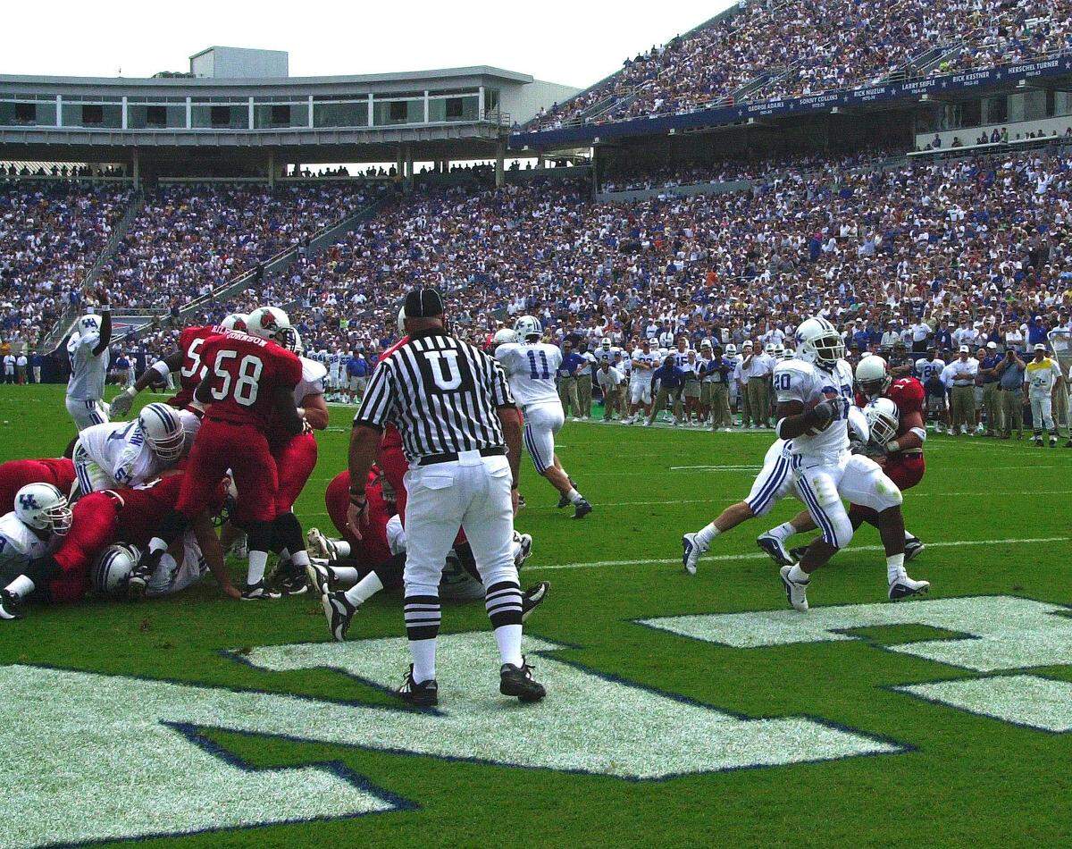 Kentucky’s Artose Pinner scores a touchdown during the Wildcats’ only previous meeting with Ball State on Sept. 8, 2001, in Lexington.