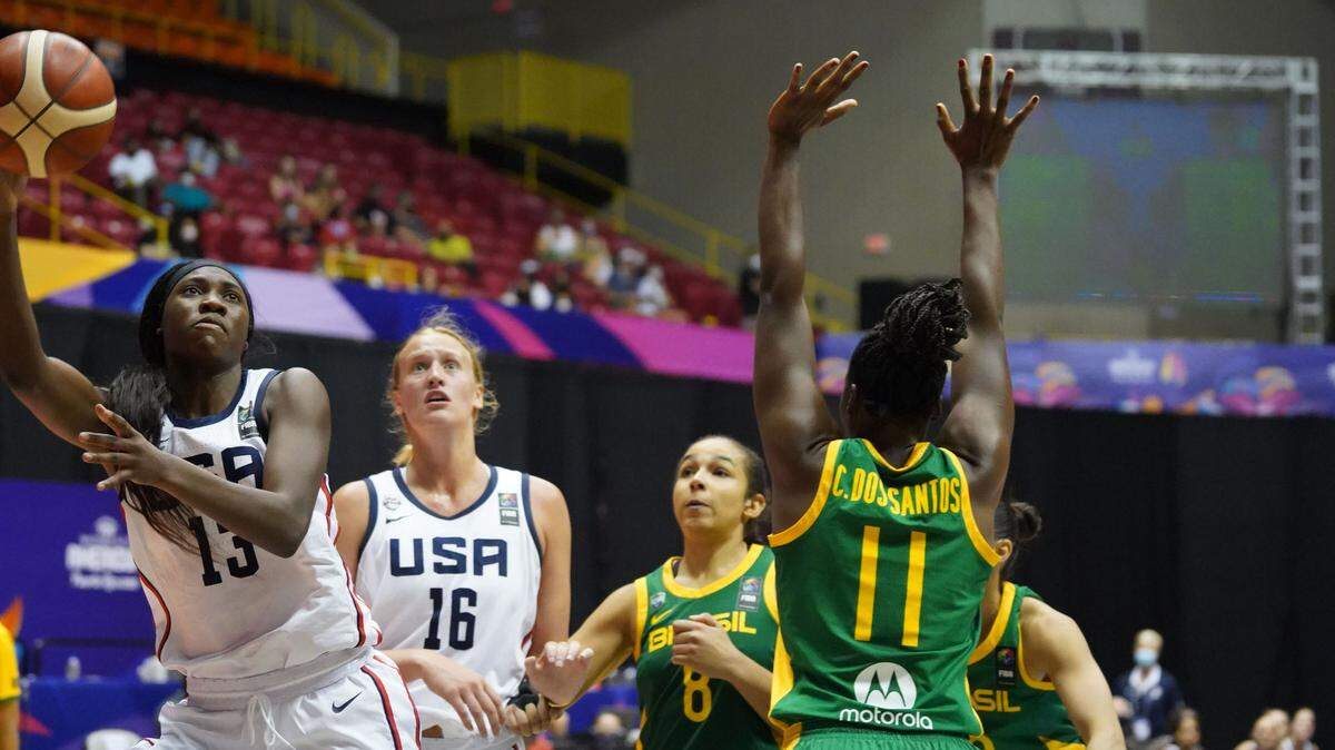 Kentucky’s Rhyne Howard, left, averaged 13.2 points, 3.7 rebounds and 3.0 assists for Team USA at the FIBA Women’s AmeriCup.