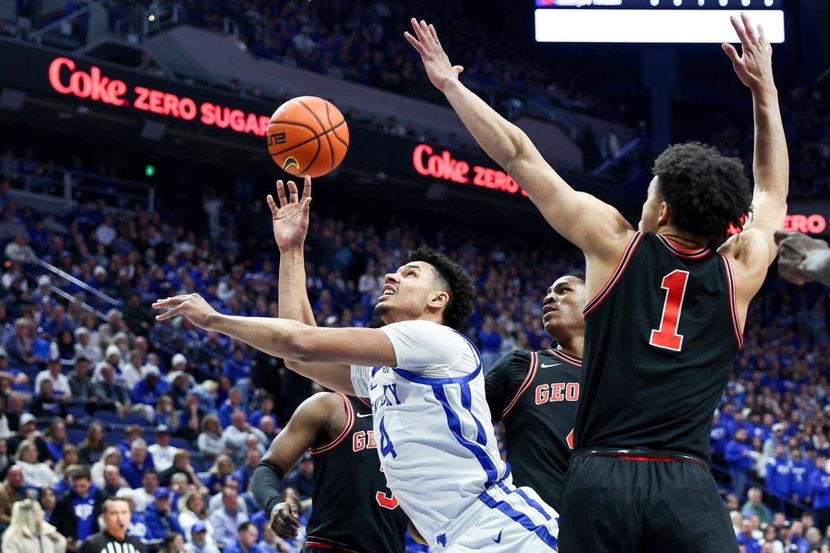 Kentucky’s Tre Mitchell (4) drives against Georgia’s Jabri Abdur-Rahim (1) during Saturday’s game at Rupp Arena.