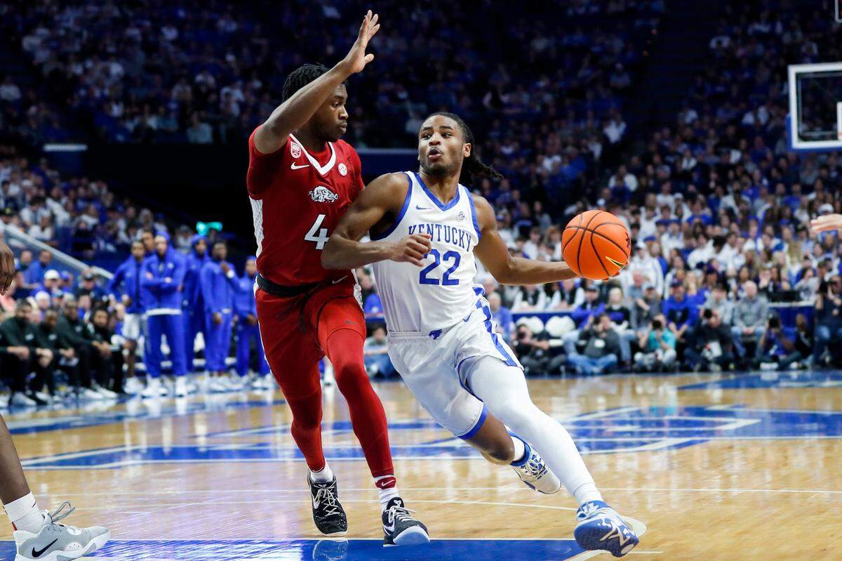 Kentucky Wildcats guard Cason Wallace (22) drives to the basket against Arkansas Razorbacks guard Davonte Davis (4) during the game at Rupp Arena in Lexington, Ky., Tuesday, February 7, 2023.