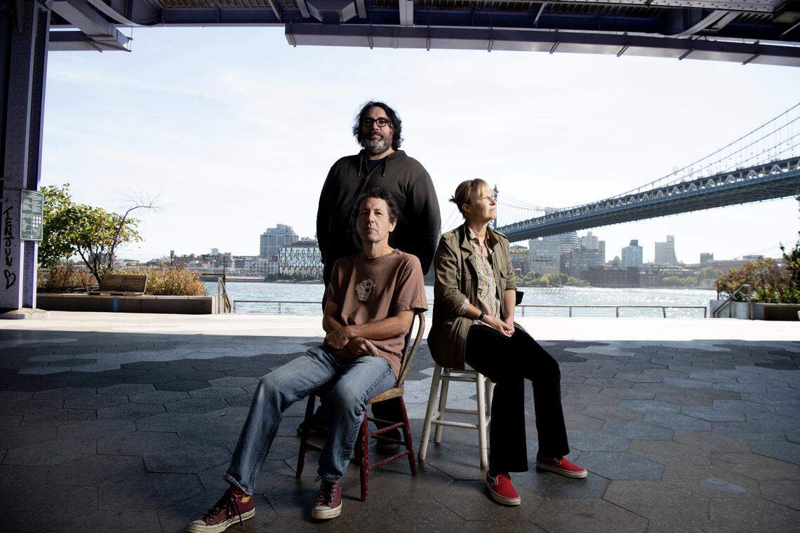 Yo La Tengo Yo La Tengo is an American indie rock band formed in New Jersey.