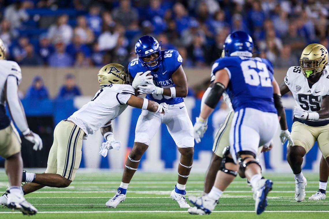 Kentucky tight end Jordan Dingle (85) caught four passes for 89 yards in UK’s 35-3 victory over Akron last week.