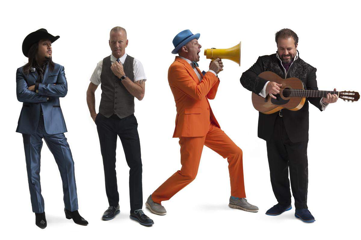 The Mavericks, de izquierda a derecha: Eddie Pérez, Paul Deakin, Jerry Dale McFadden y Raúl Malo.